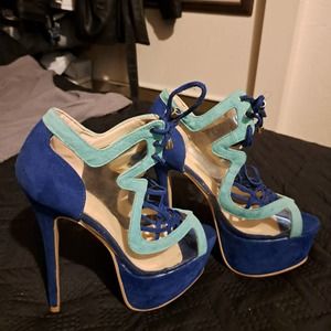 Scene Brand Suede and peek-a-boo Plexi sides SZ 8